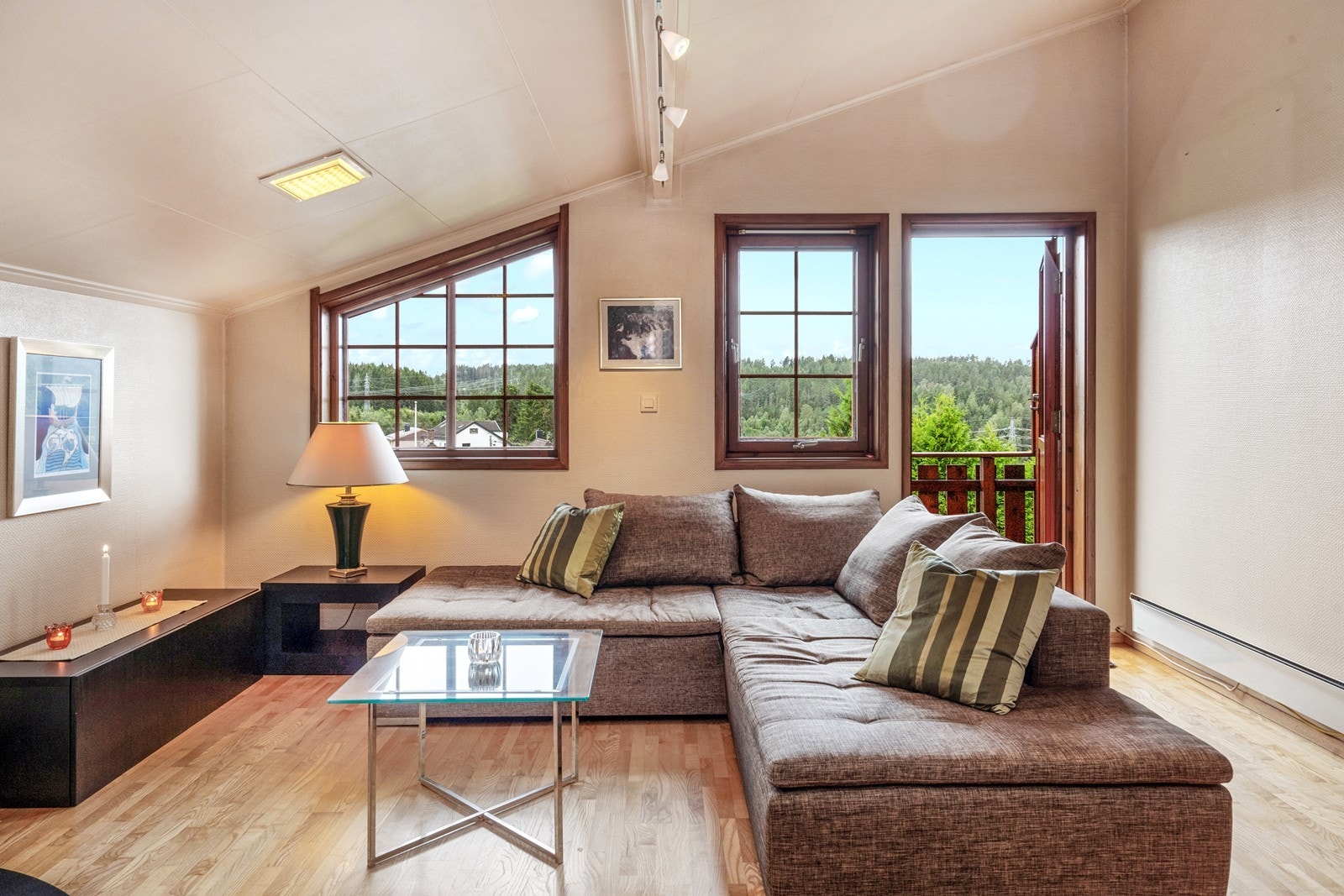 Loftstuen gir fleksible muligheter som TV-stue, lesekrok eller lekerom. Galleribilde