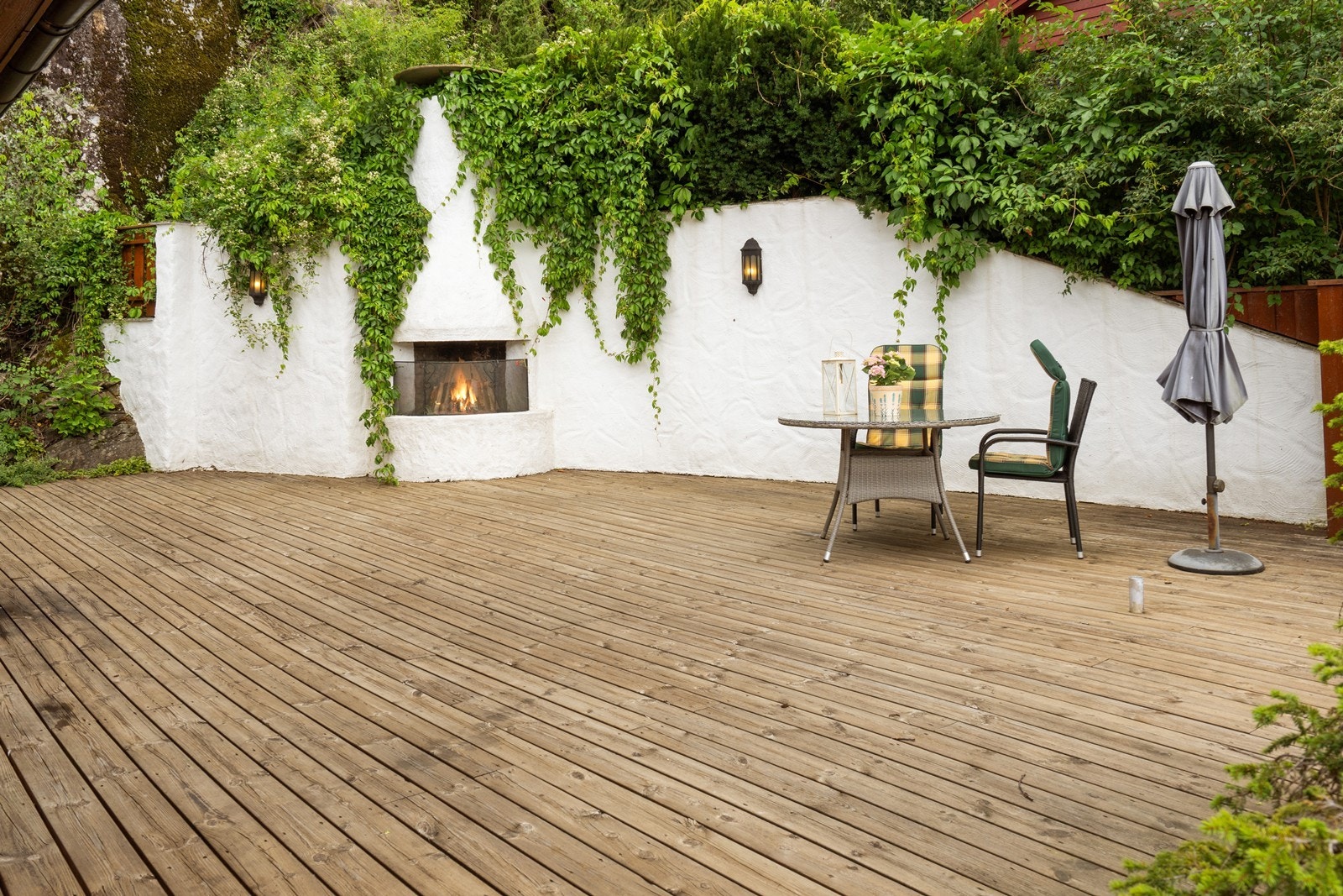 Utepeis på terrassen skaper en lun atmosfære for sene sommernetter. Galleribilde