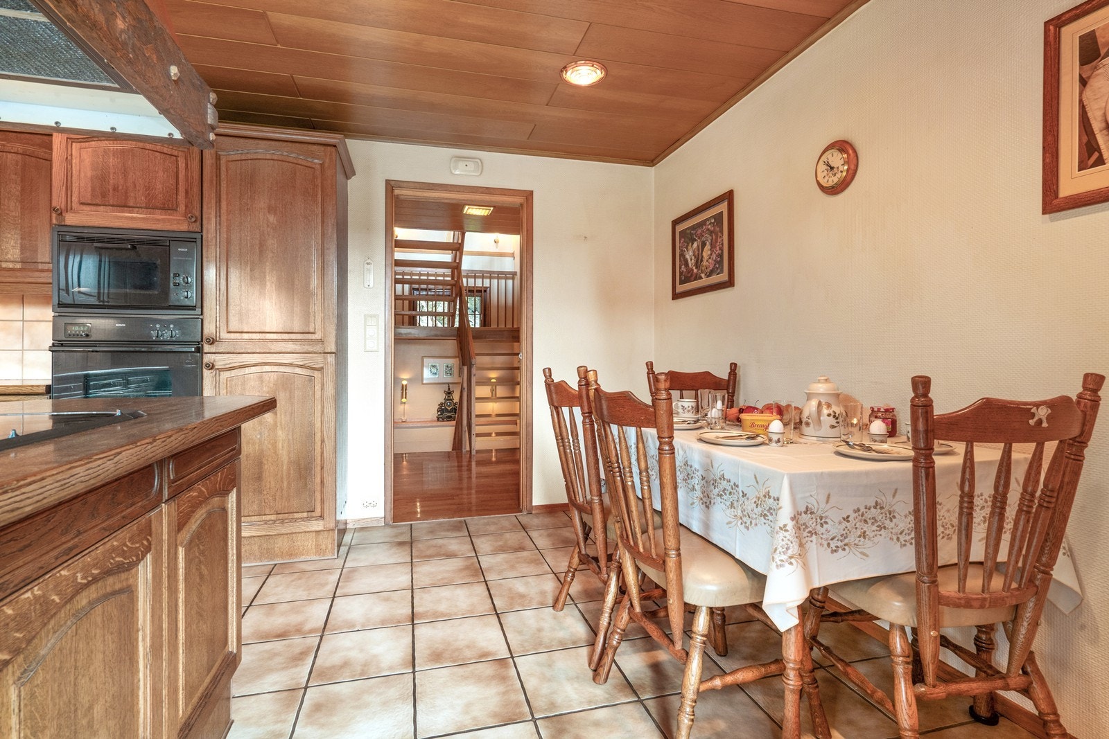 På kjøkkenet er det plass til spisebord og gir plass til hyggelige måltider. Galleribilde