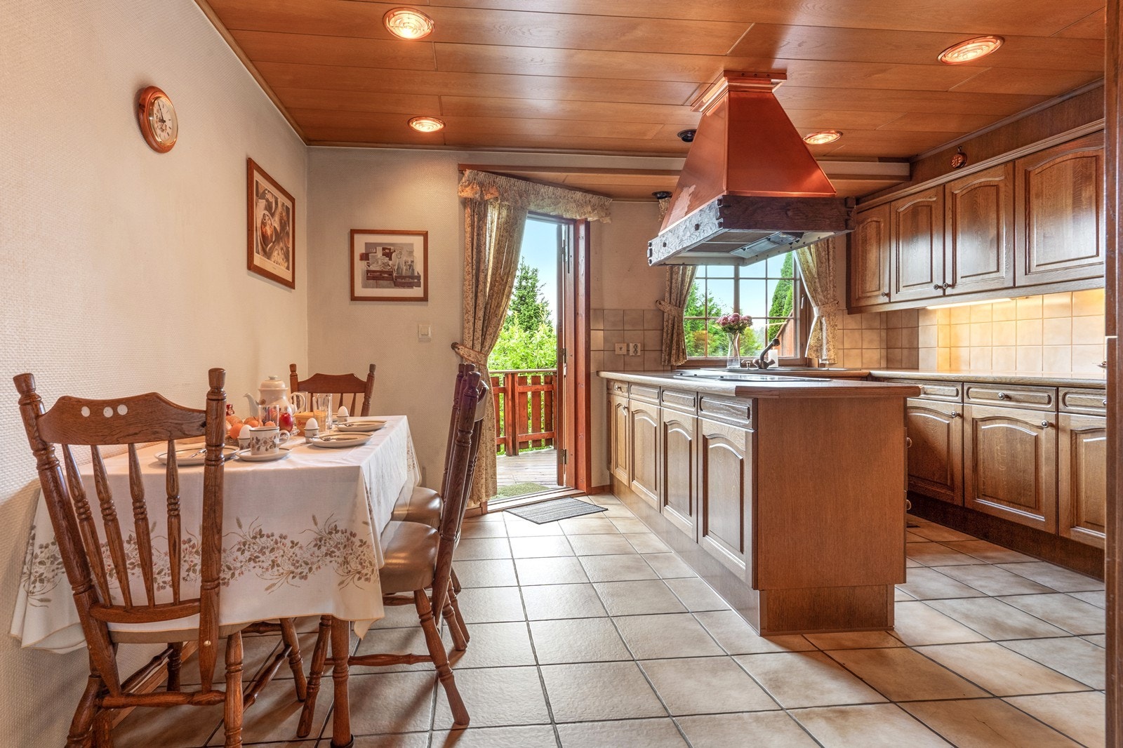 Fra kjøkkenet er det direkte utgang til terrasse, noe som forenkler servering utendørs. Galleribilde