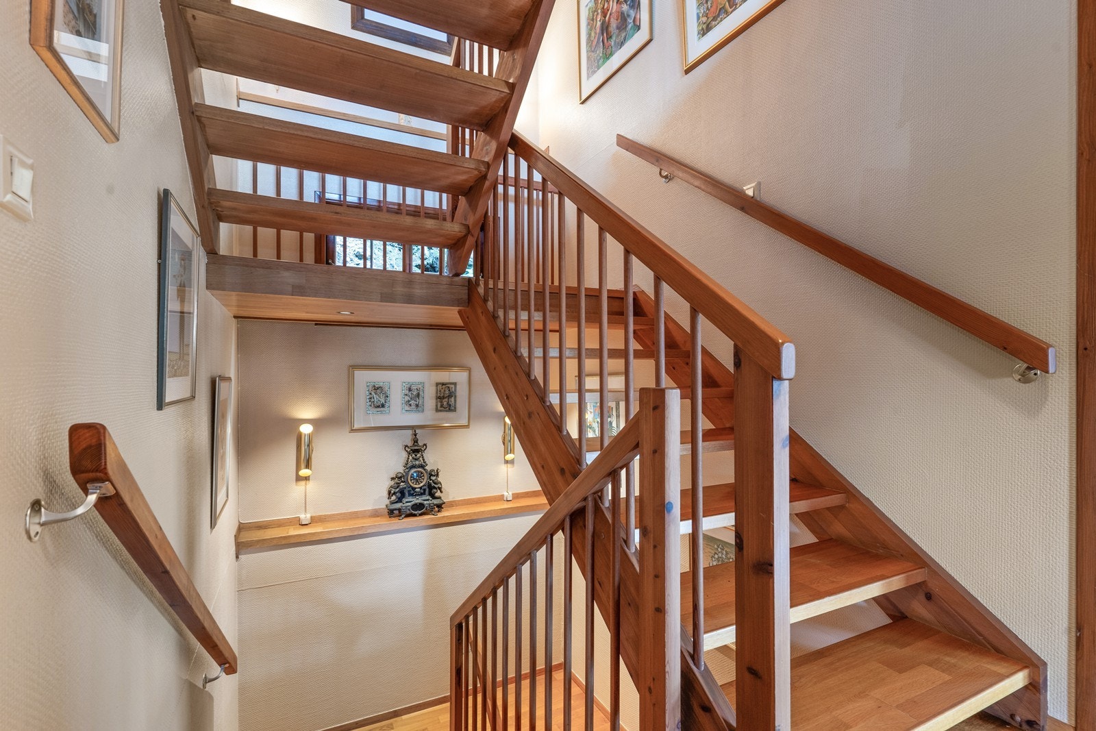 Åpen trappeløsning i lakkert tre gir boligen et elegant og luftig preg. Galleribilde