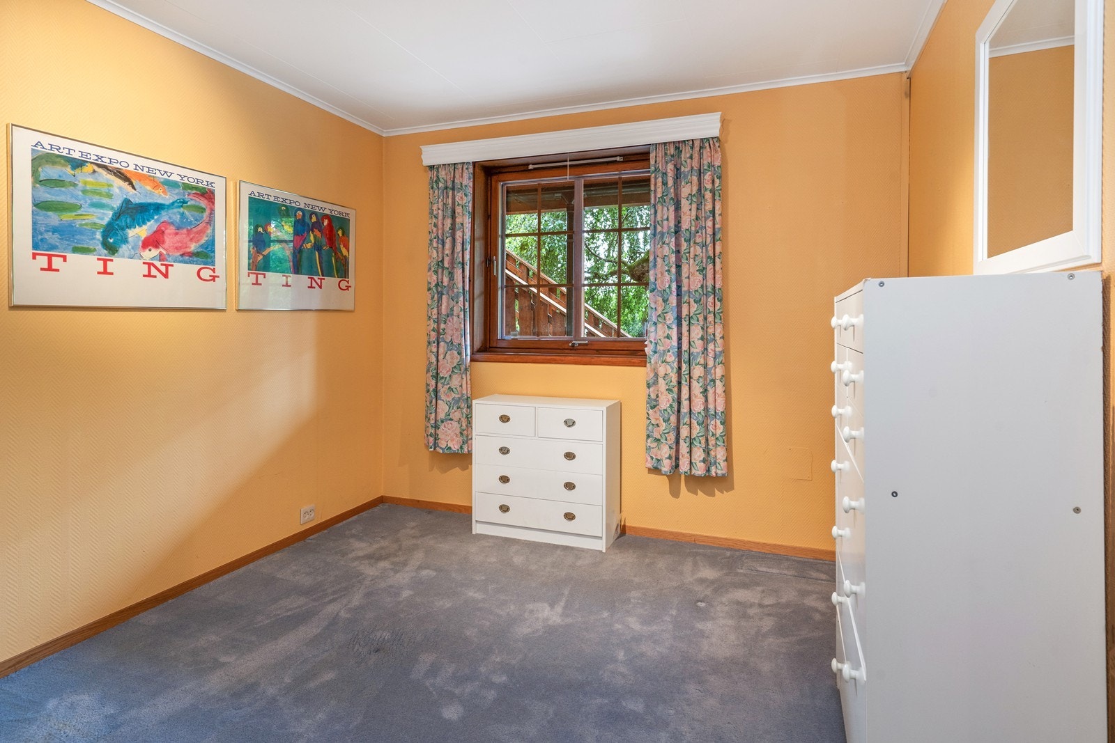 Soverom med teppe på gulvet og garderobeskap, ideelt som barnerom eller kontor. Galleribilde