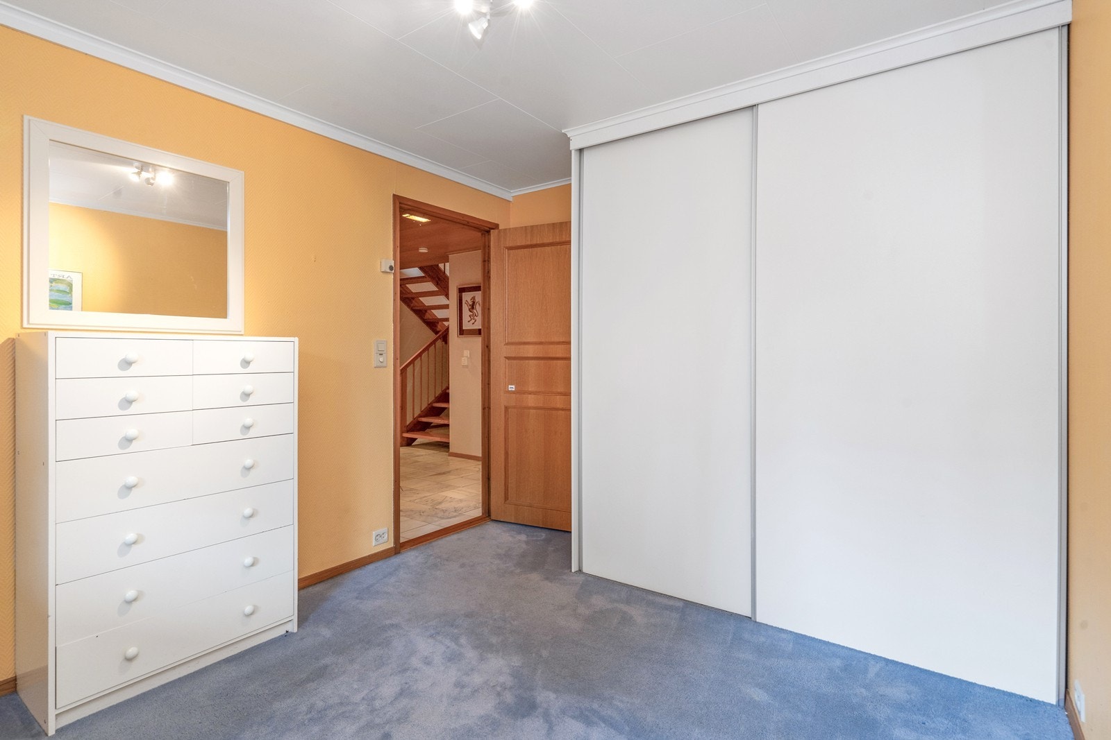 Det andre soverommet byr på lunt teppe og praktisk garderobeløsning. Galleribilde