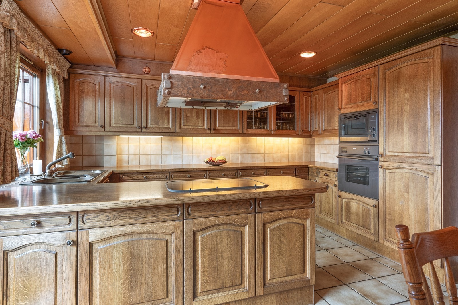 Tidløs kjøkkeninnredning med profilerte fronter og laminert benkeplate gir funksjonelt preg. Galleribilde