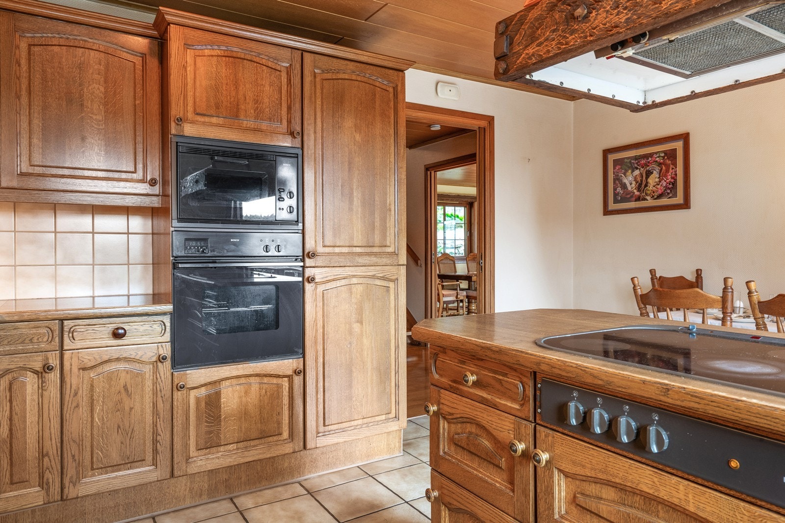 Kjøkkenet er utstyrt med integrerte hvitevarer og god skapplass for effektiv matlaging. Galleribilde