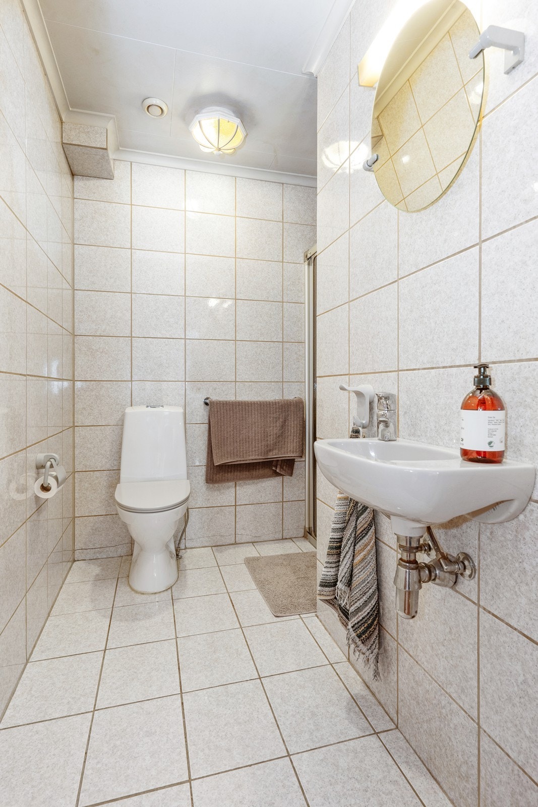 Praktisk baderomsløsning med toalett og dusj, samt mekanisk avtrekk for god ventilasjon. Galleribilde