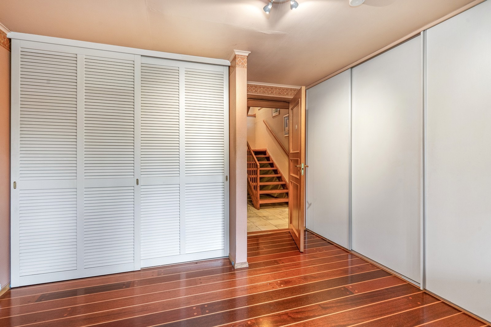 Soverom med parkett og romslig skyvedørsgarderobe for optimal oppbevaring. Galleribilde