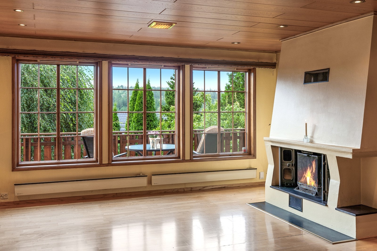 Stue med peis og store vindusflater skaper en innbydende atmosfære året rundt. Galleribilde