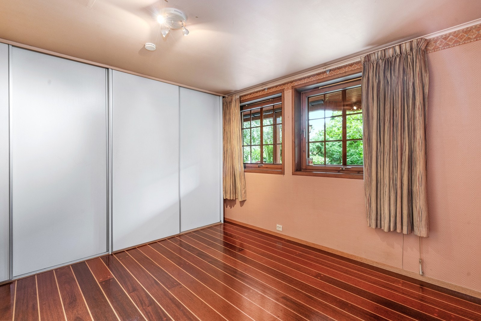 Hovedsoverommet byr på god plass og store vinduer for behagelig atmosfære. Galleribilde