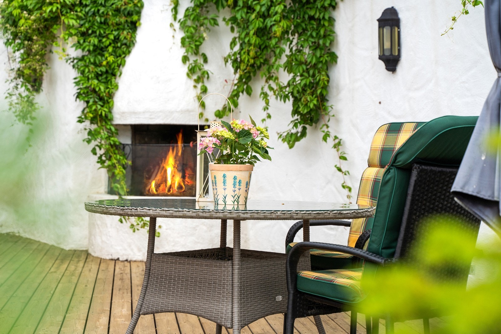 Terrassesonen inviterer til rolige stunder med ildsted og plass til flere sittegrupper. Galleribilde