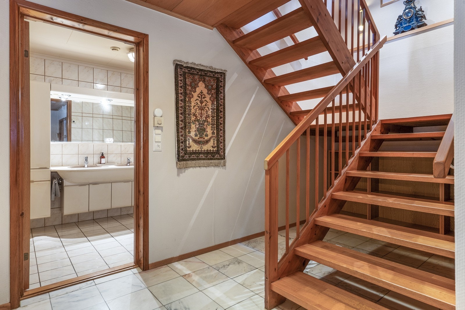 Innvendig trapp i lakkert tre gir et naturlig skille mellom etasjene. Galleribilde