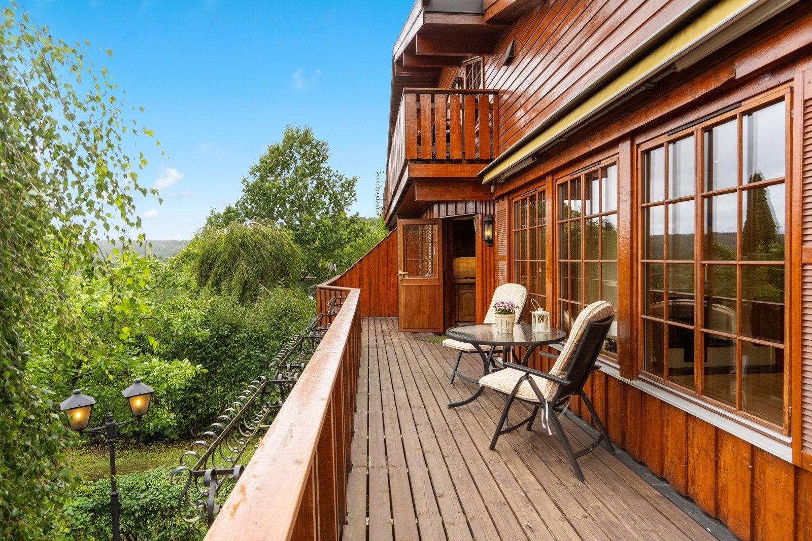 Langstrakt terrasse med god solforhold Galleribilde