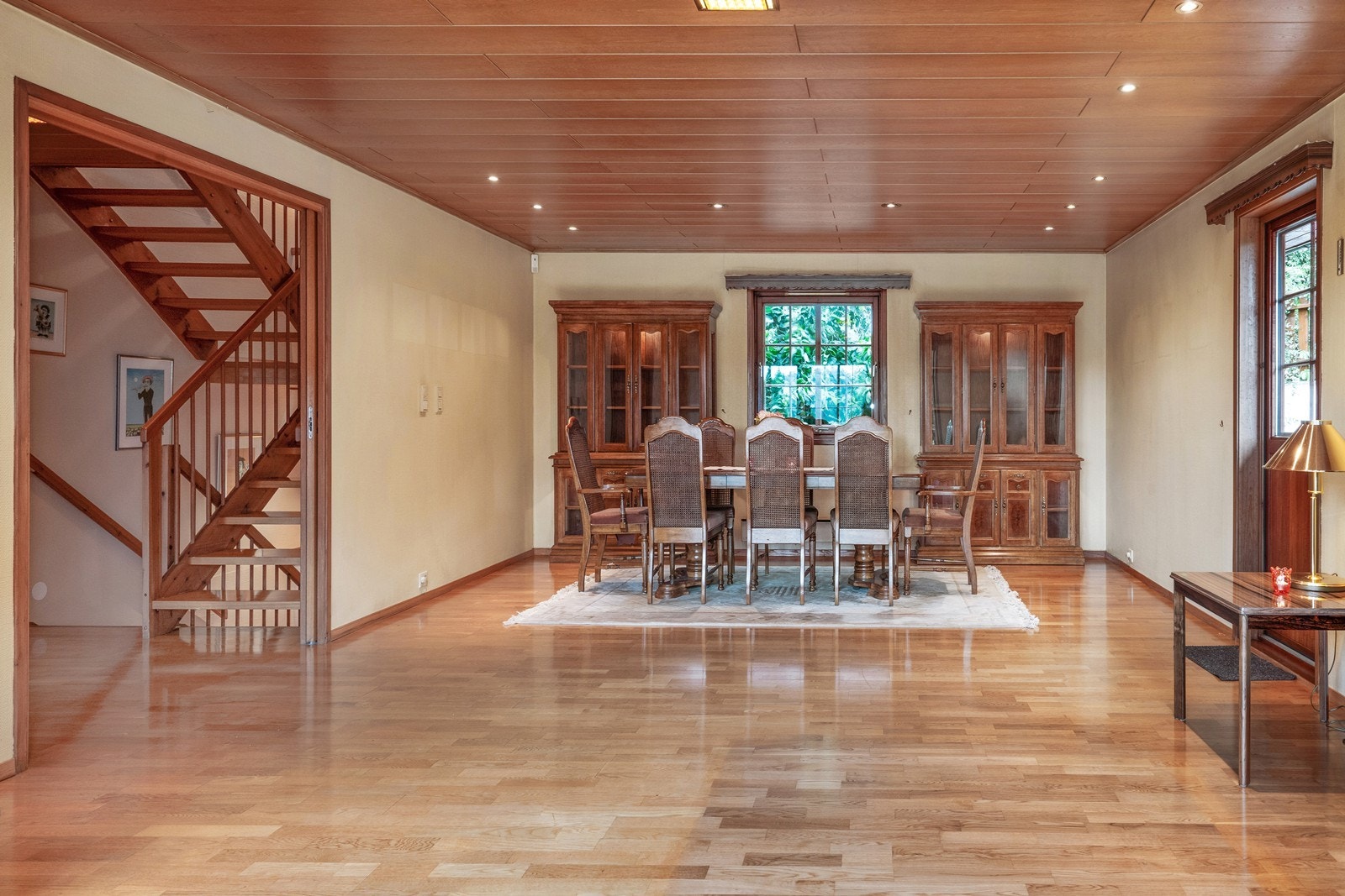 Godt med plass til spisebord i stuen, her er det direkte adgang til stor terrasse. Galleribilde