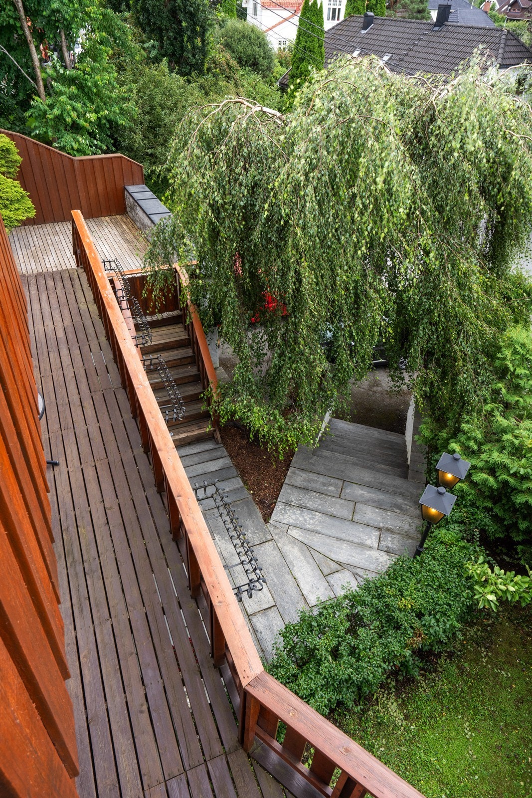 Terrassen på 105m² gir rikelig plass for flere soner og sosiale aktiviteter. Galleribilde