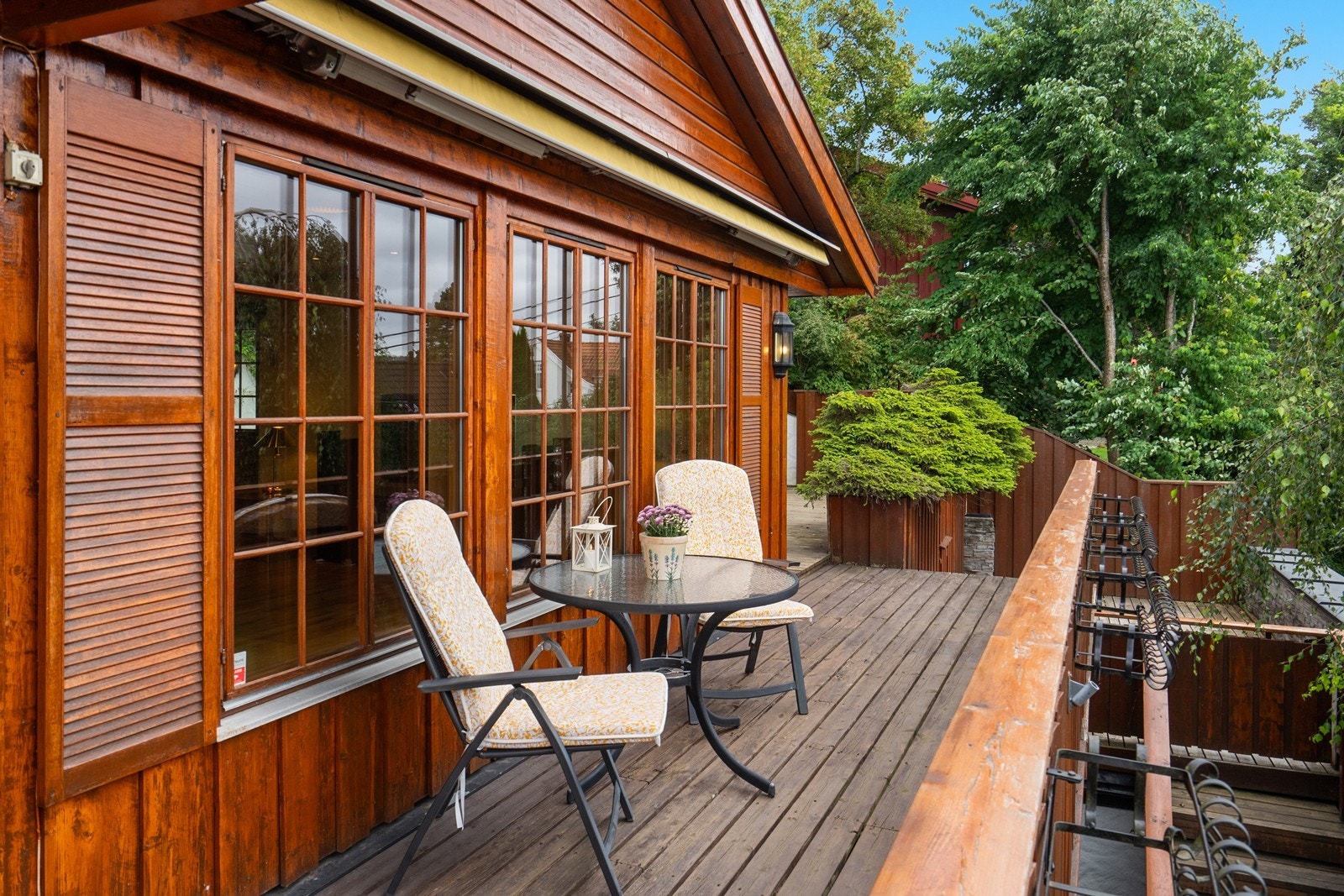 Terrassen har direkte adkomst fra kjøkkenet og er en forlengelse av boligen. Her kan man nyte en god kopp kaffe. Galleribilde