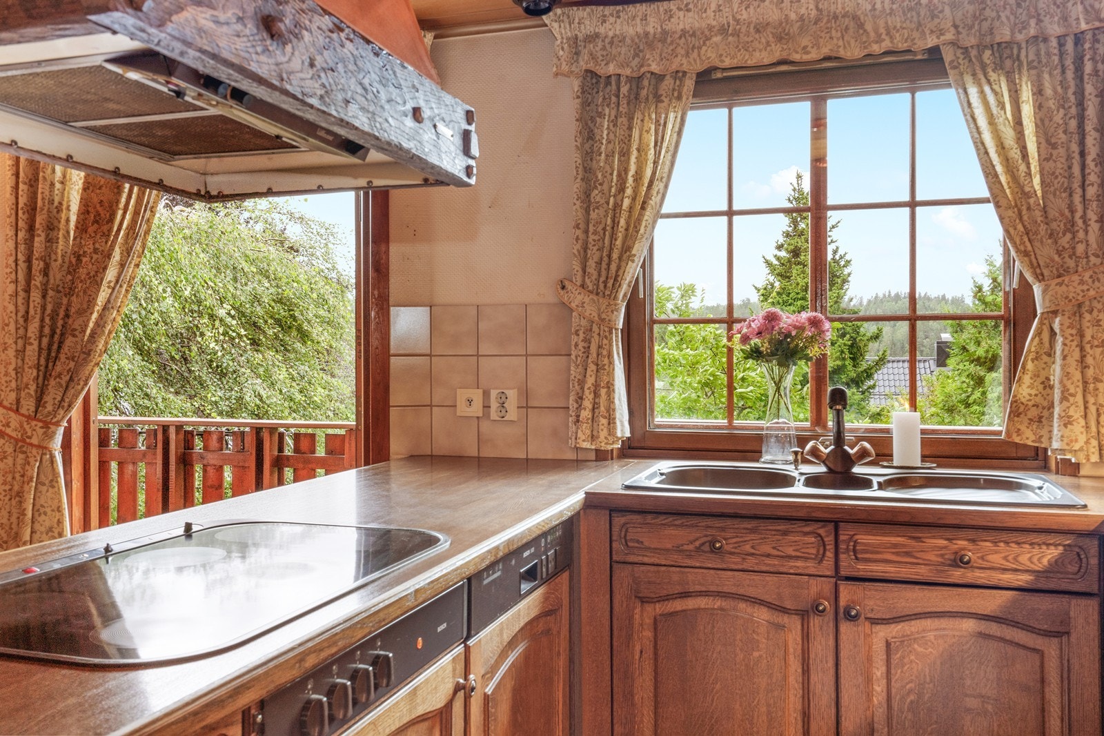 Kjøkkenbenken har dobbel oppvaskkum fra Franke og praktisk flislagt bakvegg. Galleribilde