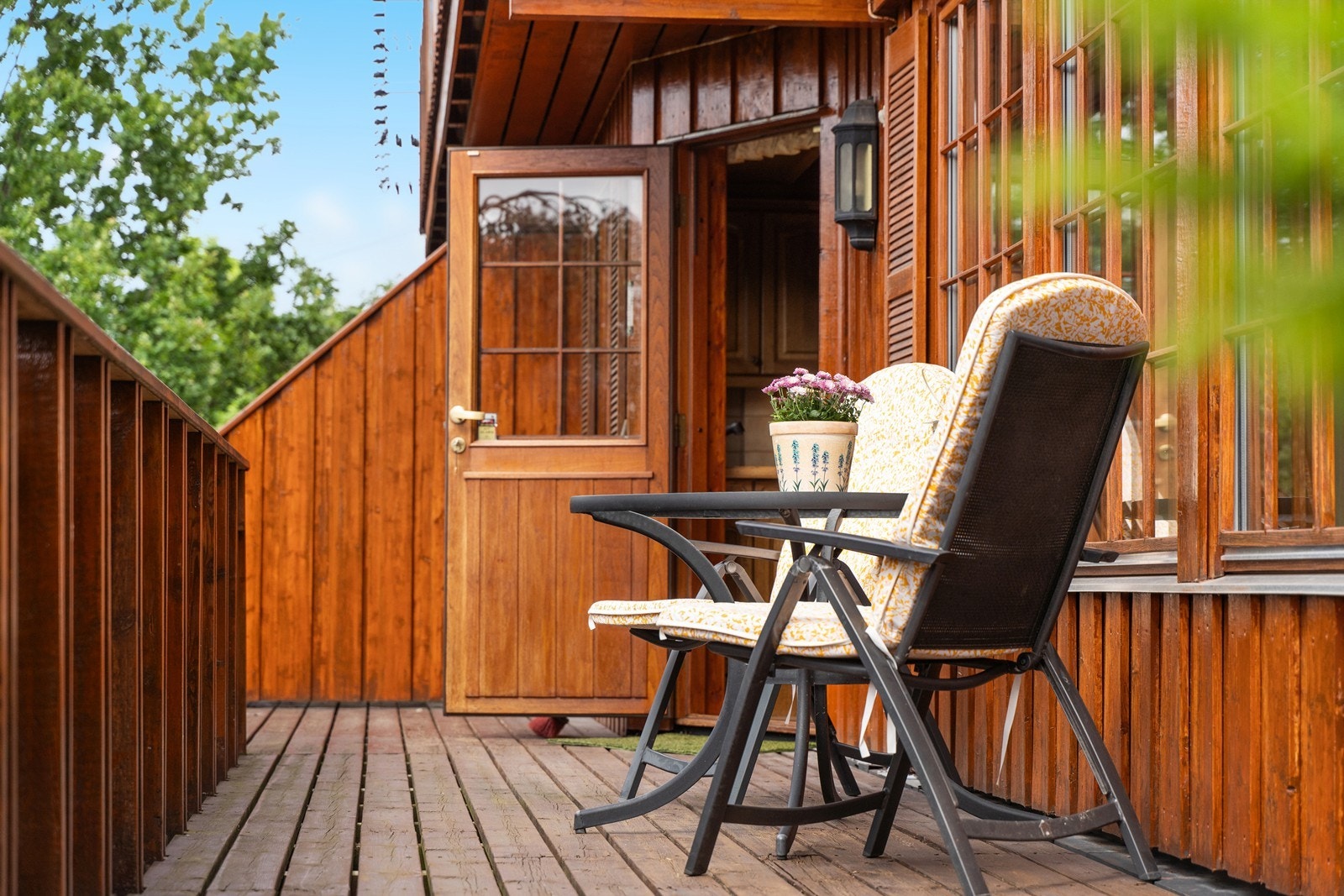 Sørvestvendt balkong fra kjøkkenet - perfekt for en liten sittegruppe. Her er det gode solforhold. Galleribilde