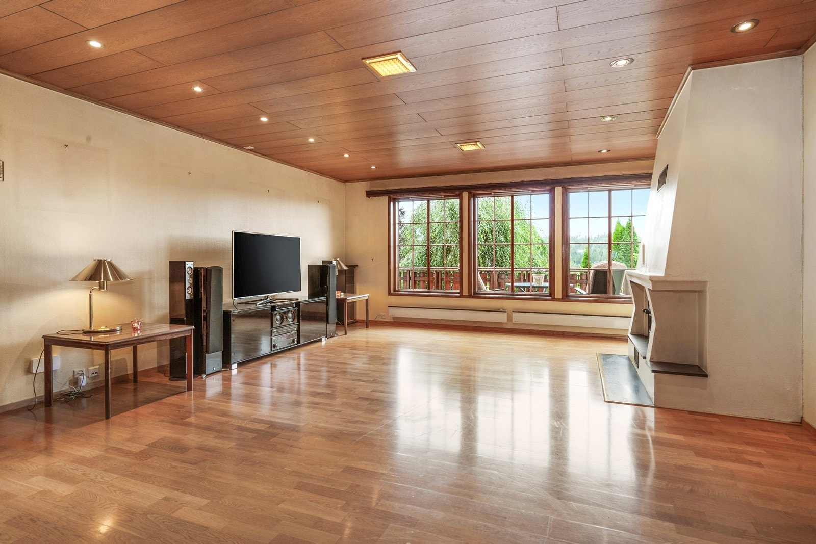 Stuen i 1. etasje har eikeparkett, peis og store vindusflater for en åpen romfølelse. Galleribilde