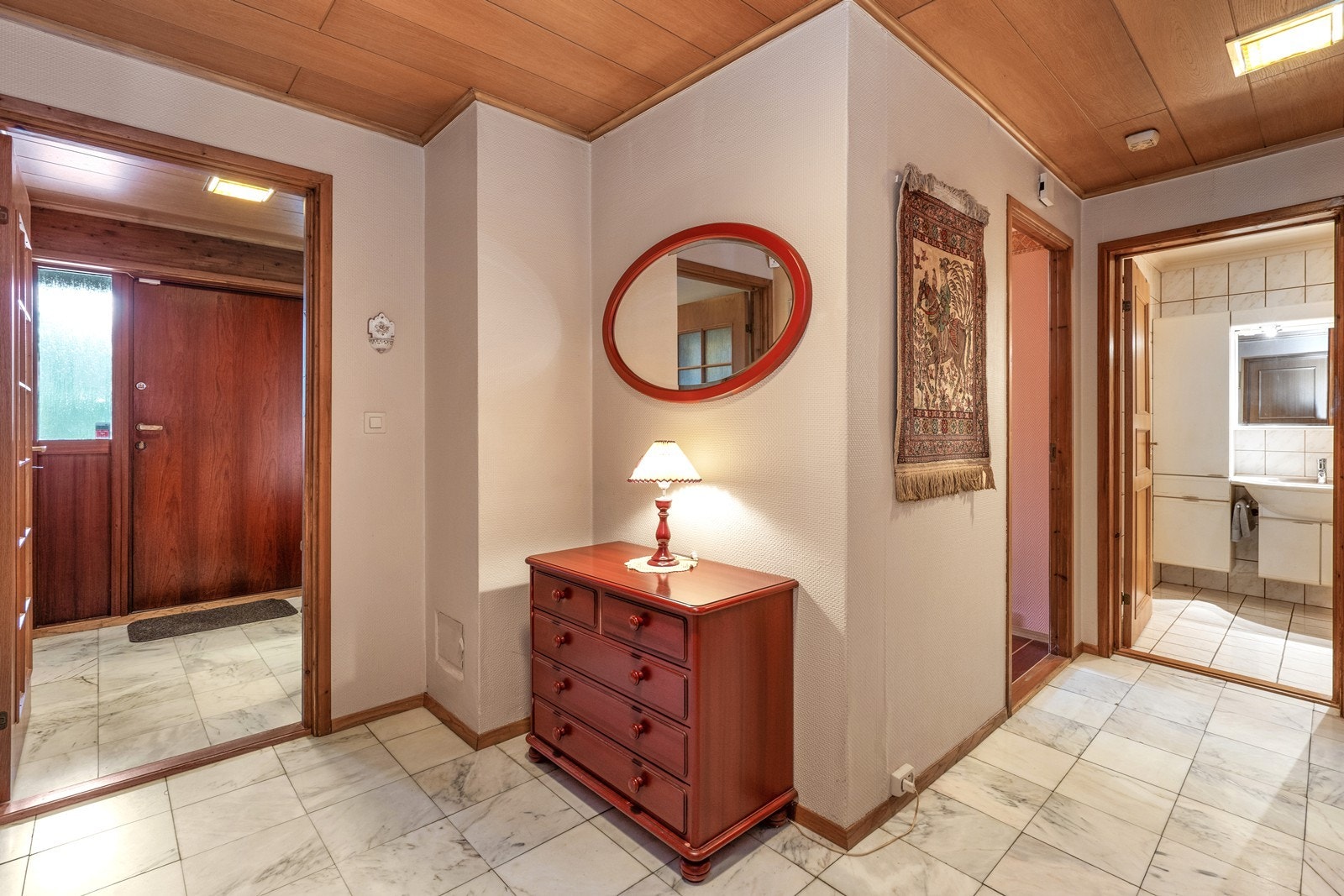 Velorganisert entré med flislagt gulv og skyvedørsgarderobe for en ryddig ankomst. Galleribilde