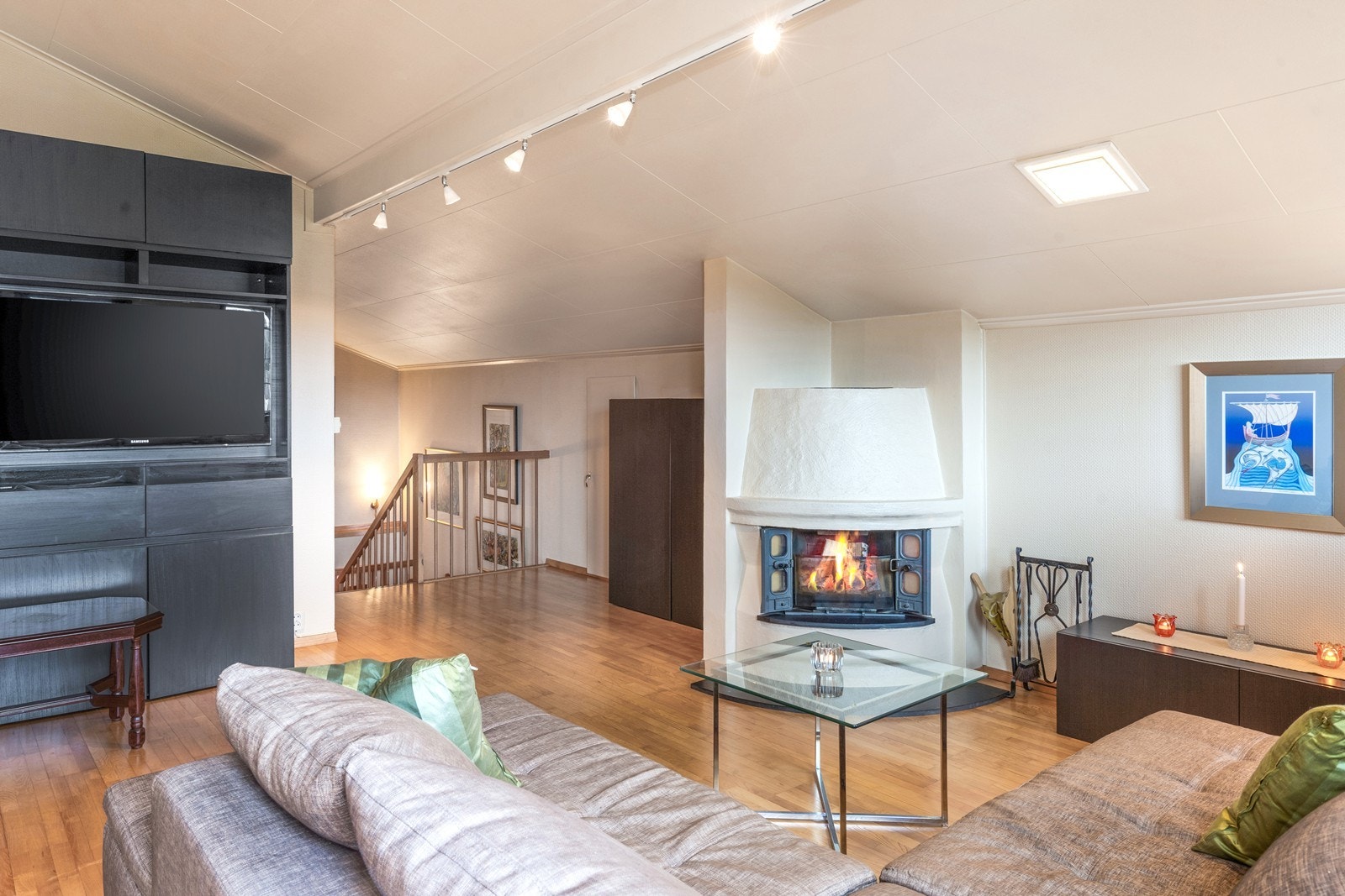 Peis på loftet gir varme og stemning, mens panelovn sørger for ekstra komfort. Galleribilde