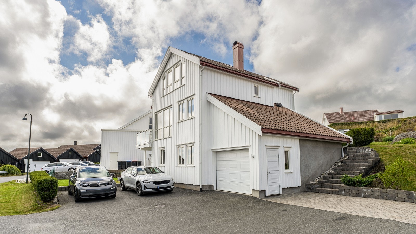 Eiendommen har en romslig innkjørsel med god plass til biloppstilling Galleribilde