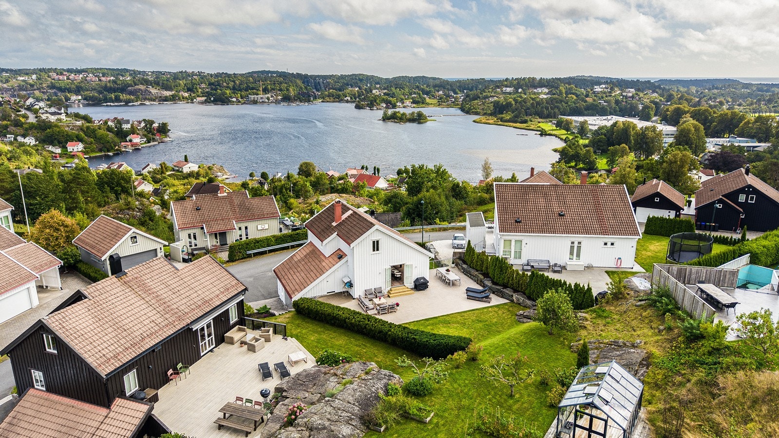 Eiendommen har en luftig og fin beliggenhet ytterst på Nidelvåsen Galleribilde