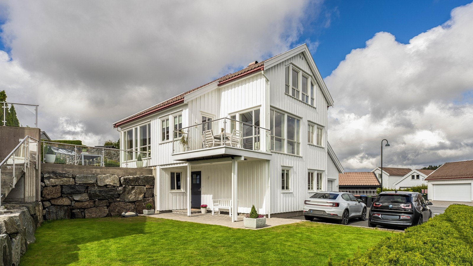 Fin og romslig familiebolig med pent opparbeidede uteområder Galleribilde