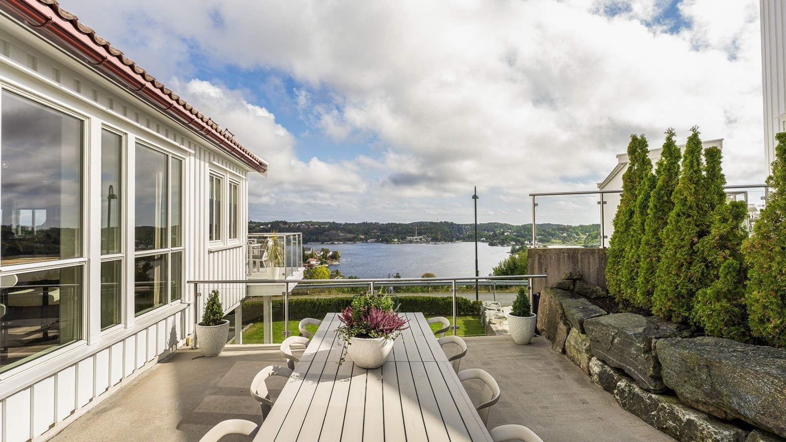 Boligen har flotte uteplasser med god sol og flott utsikt Galleribilde