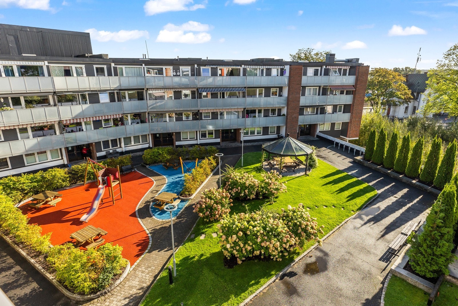 Hyggelig bakgård Galleribilde