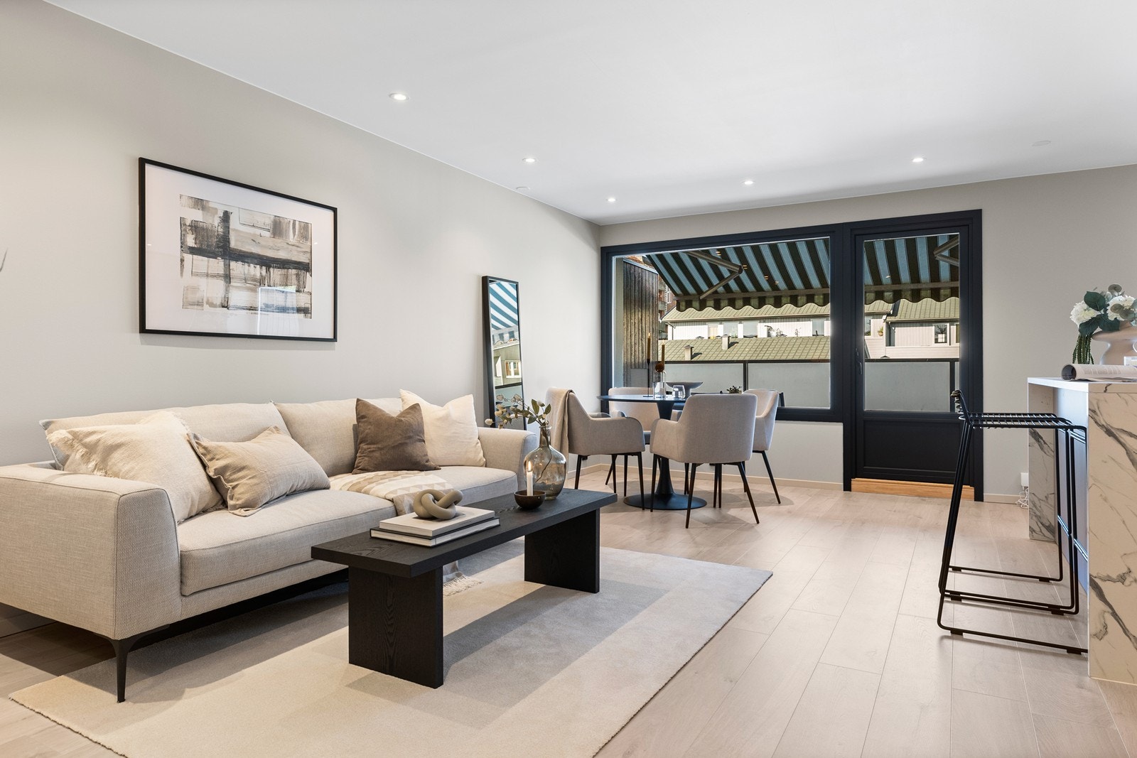 Stue med utgang til veranda Galleribilde