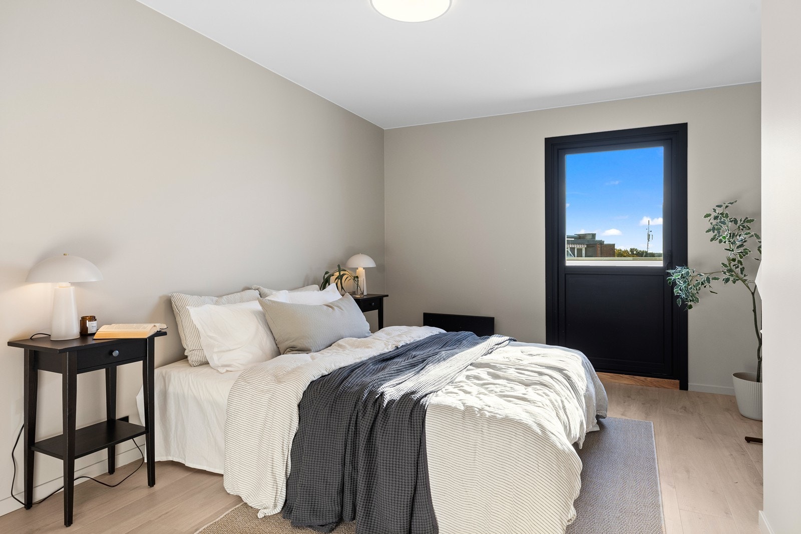 Soverom 1 med utgang til veranda Galleribilde