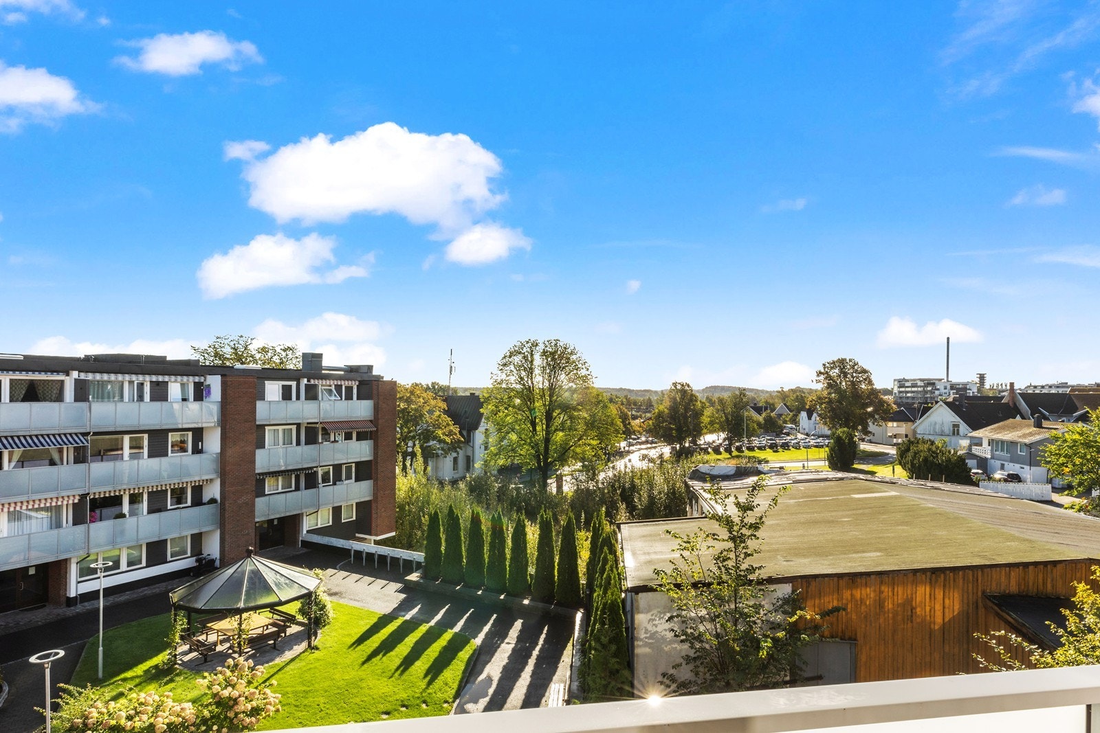 Hyggelig bakgård Galleribilde