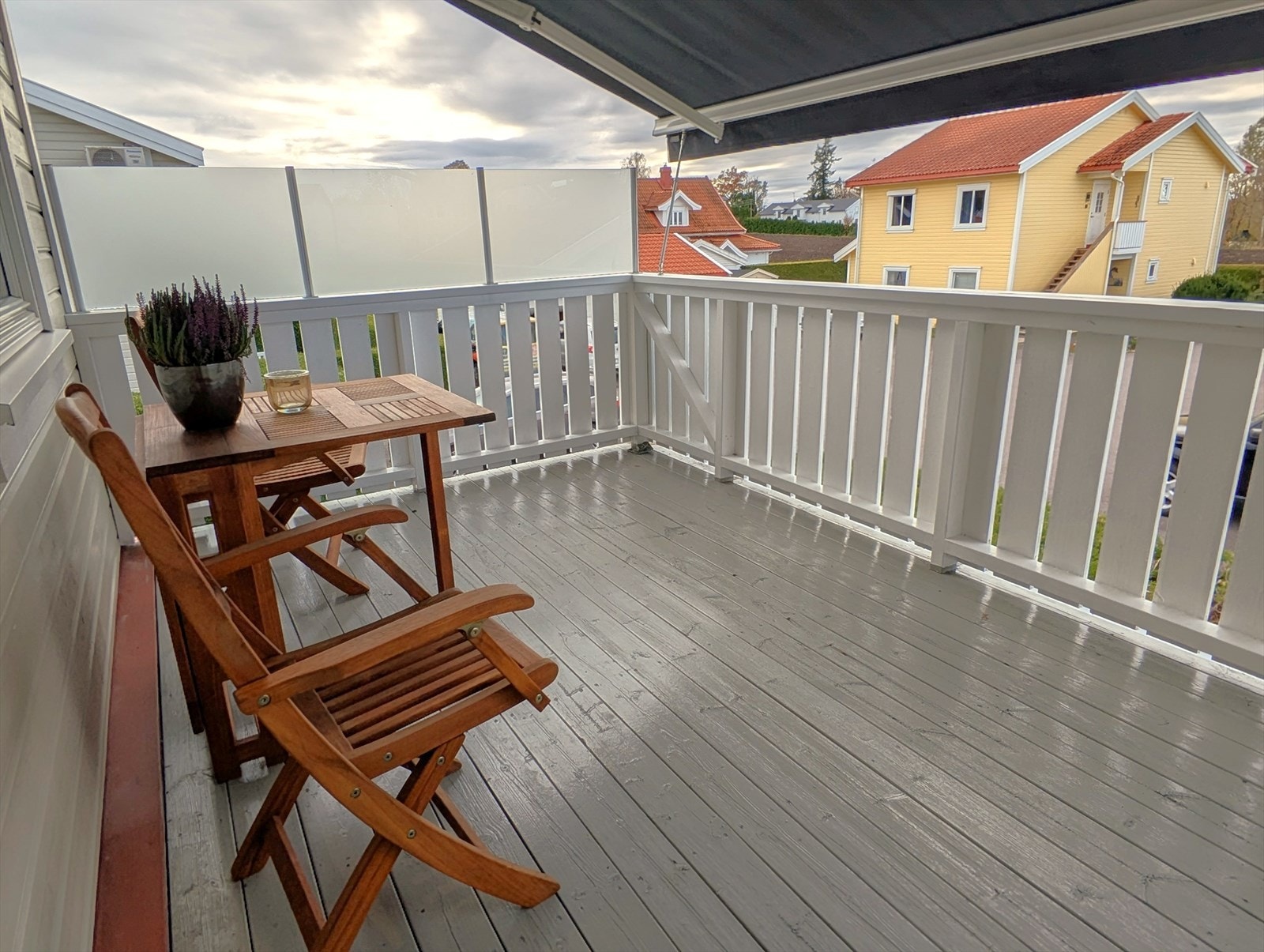 Solrik balkong med stor terrassemarkise. Galleribilde