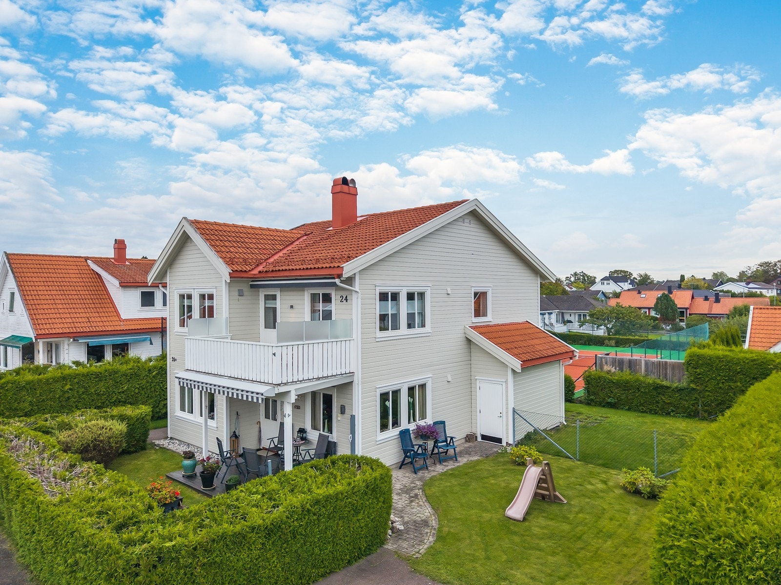 Leiligheten ligger i 2. etasje med egen hage del. Galleribilde