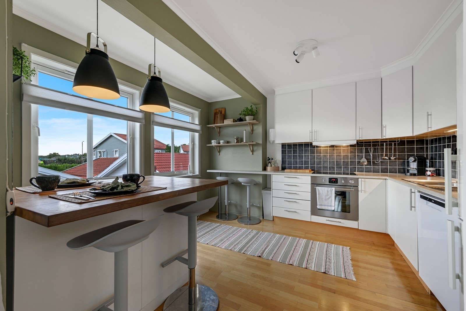 Kjøkken med god benk- og skap plass. Galleribilde