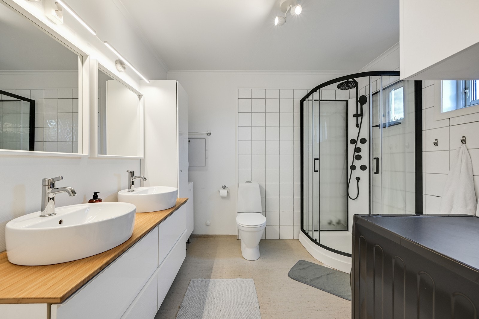 Bad/wc med dobbel servant, dusjkabinett og opplegg til vaskemaskin. Galleribilde