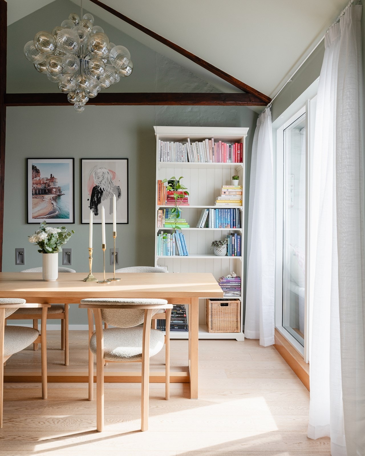 Store vindusflater og god takhøyde på opptil 3,63 meter gir godt med naturlig lysinnslipp. Galleribilde