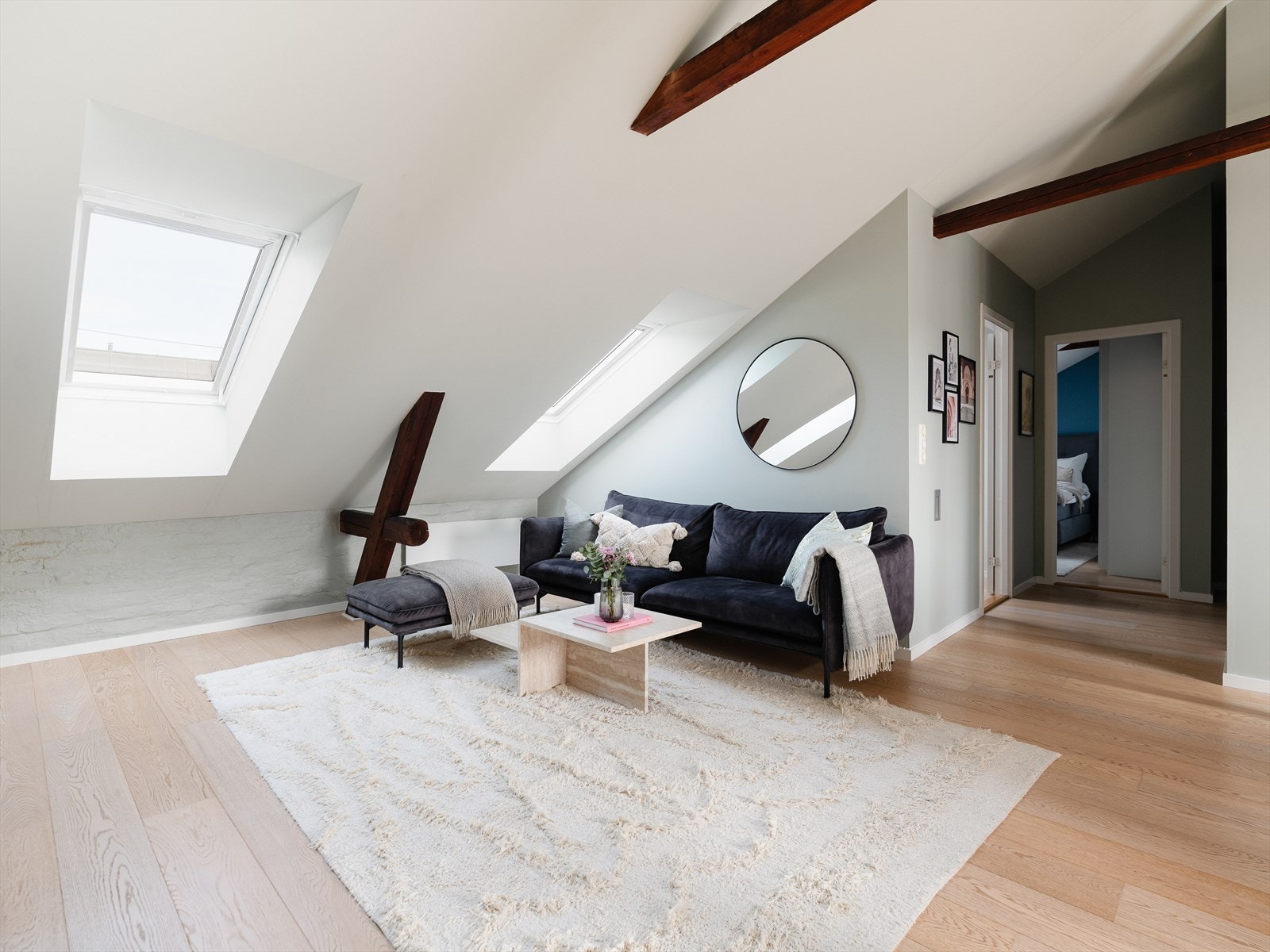 I stuen får du plass til sofagruppe, ønsket medie- og oppbevaringsmøblement og spisegruppe. Galleribilde