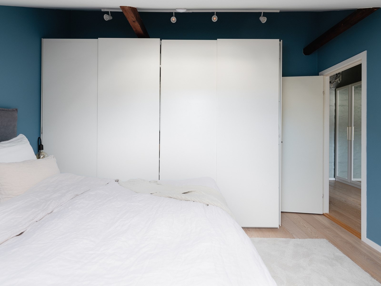 Det er god plass til stort garderobeskap. Galleribilde