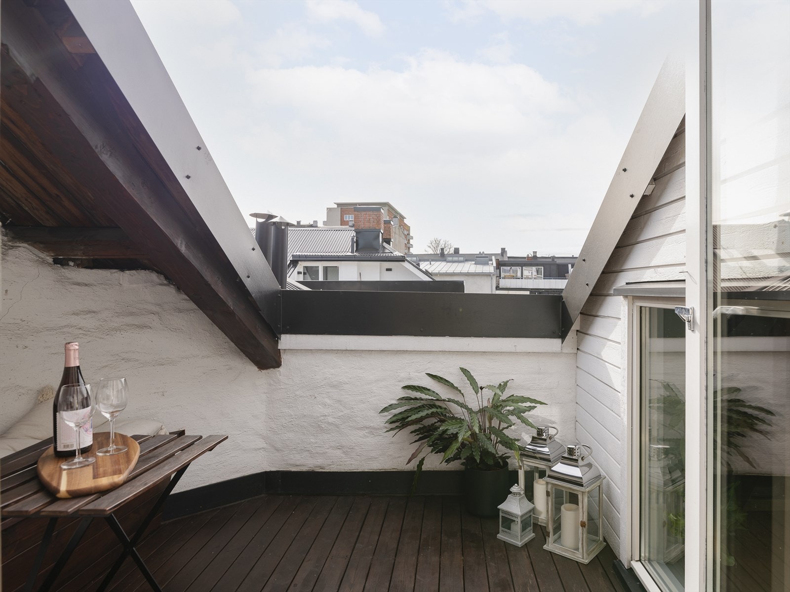 Dette er en lekker 3-roms loftsleilighet sjarmerende detaljer, med en solrik og usjenert takterrasse i 4 etasje. Galleribilde