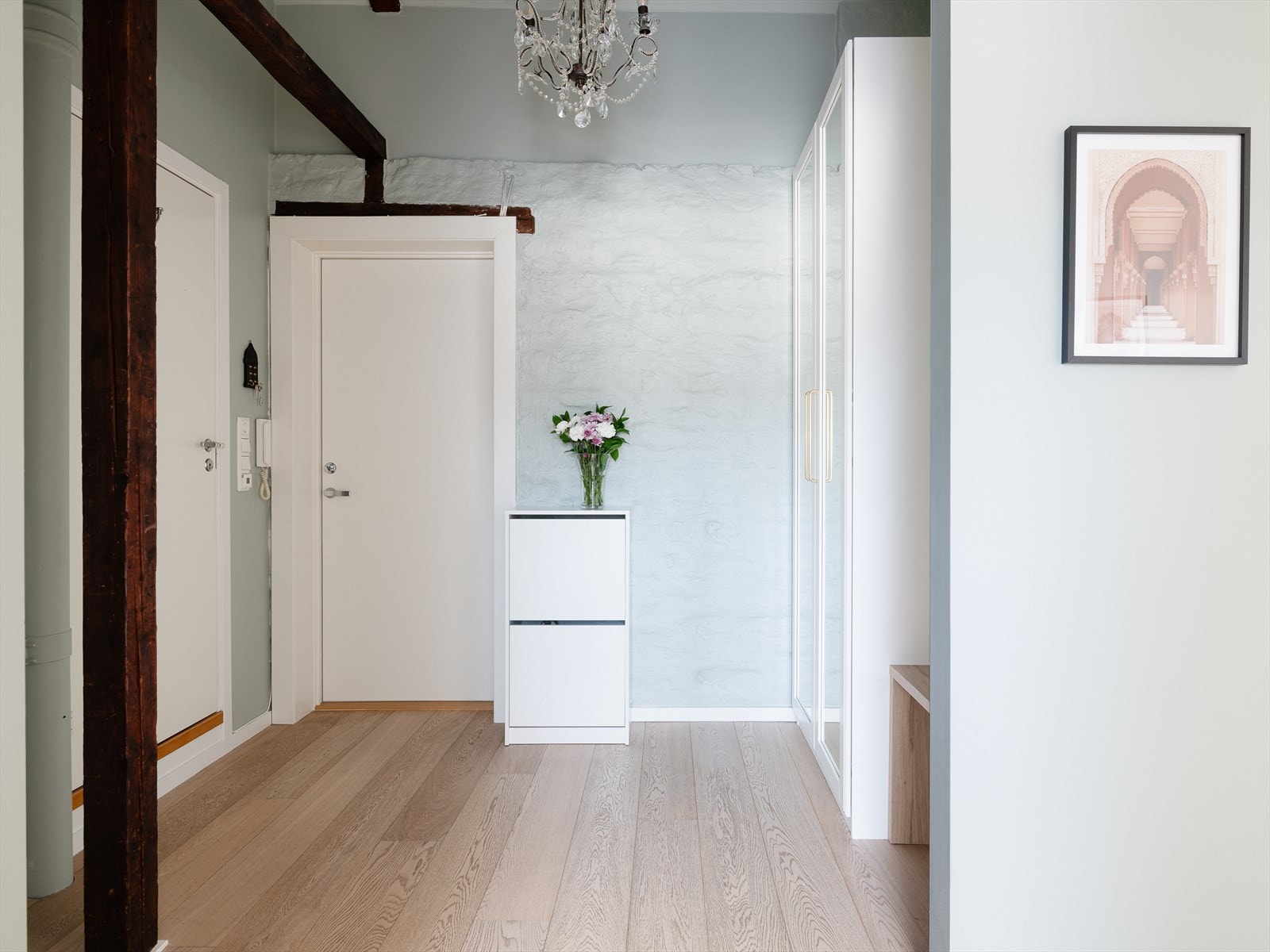 Leiligheten er beliggende i bygningens 4. etasje, hvor du blir møtt av en lys og innbydende entré. Galleribilde