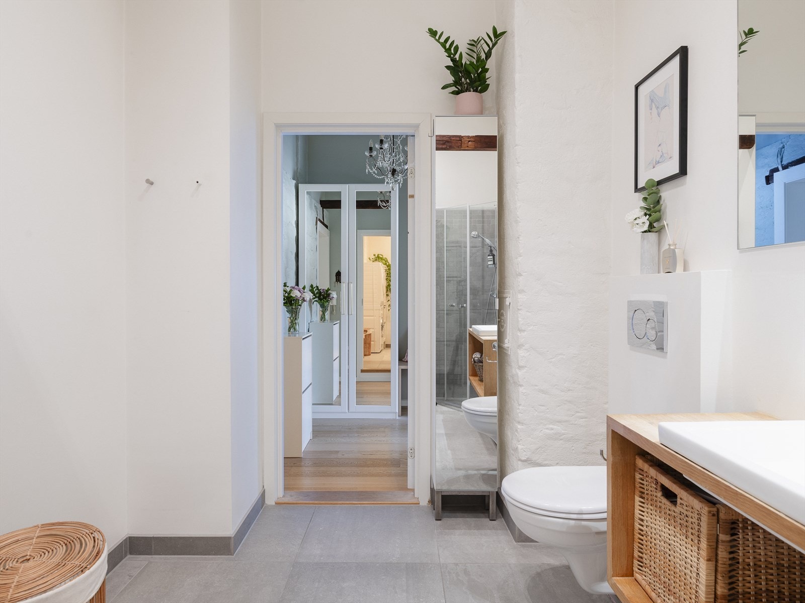 Badet er bestående av vegghengt toalett, servantmøbel og dusjhjørne. Galleribilde