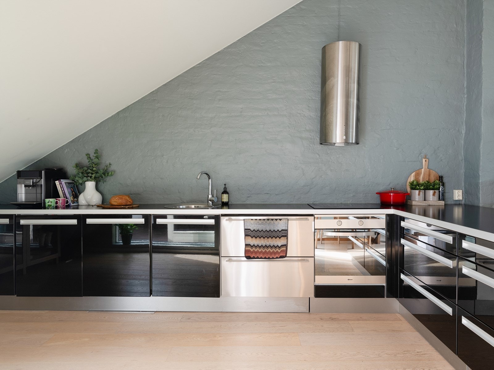 Kjøkkenet har integrerte hvitevarer som medfølger. Galleribilde