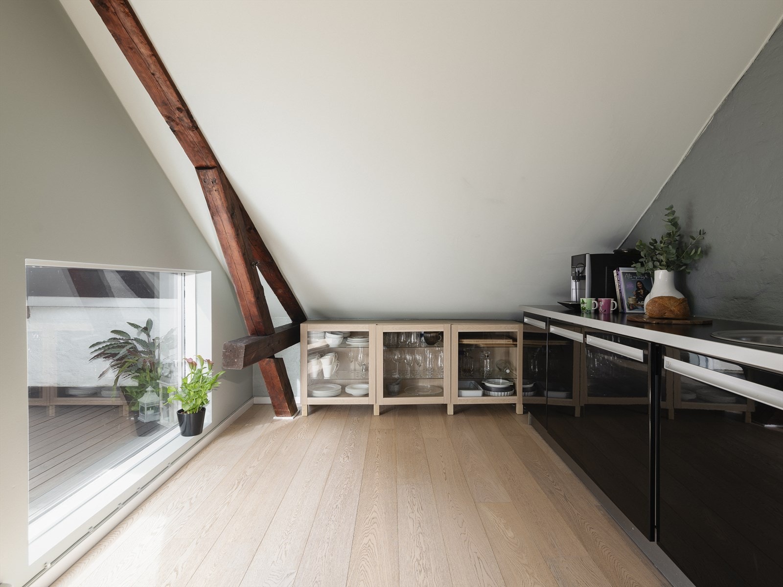 Lekre detaljer med glassvindu ut mot takterrassen. Galleribilde