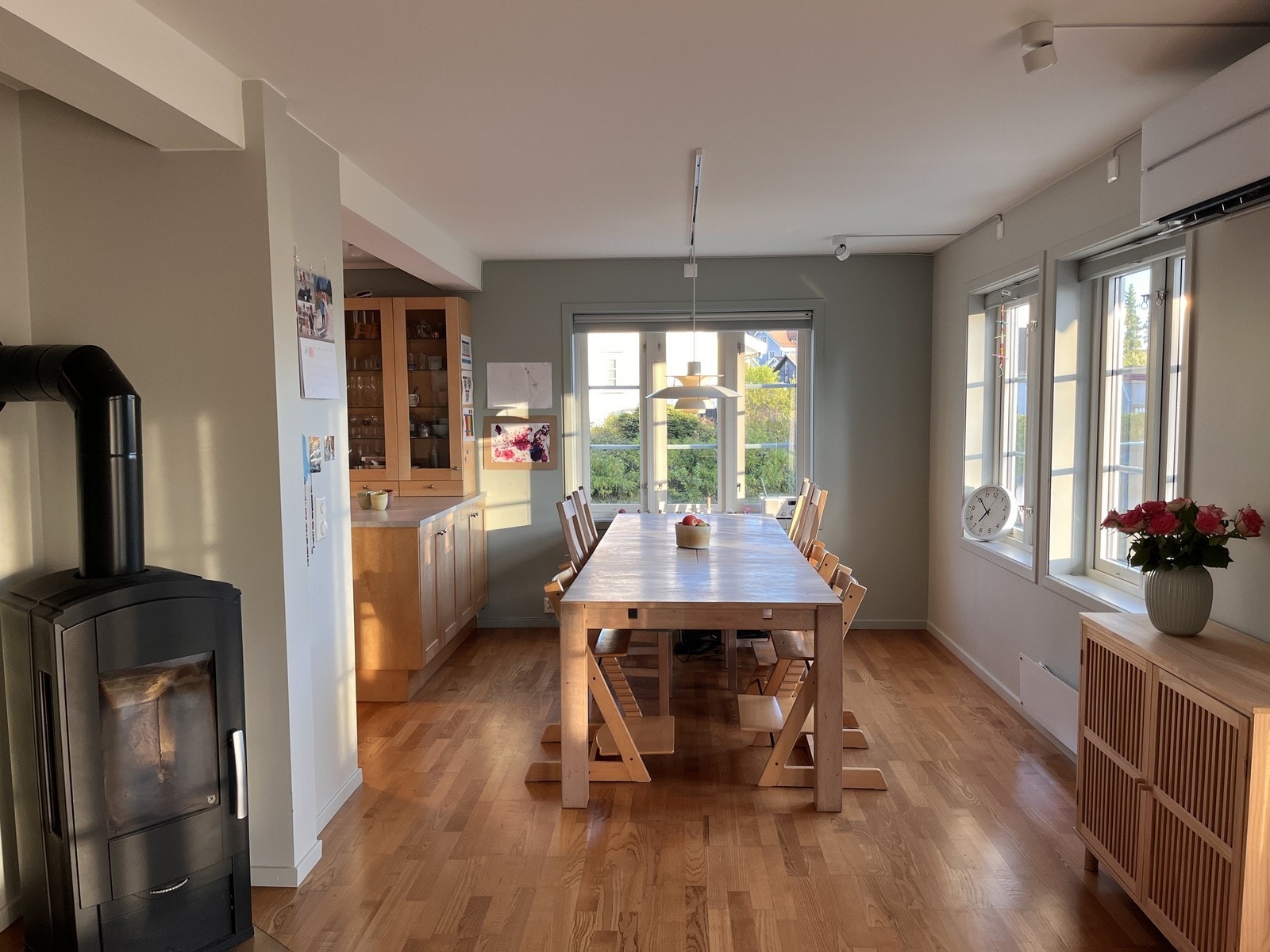 I huset er det både varmepumpe og vedovn Galleribilde