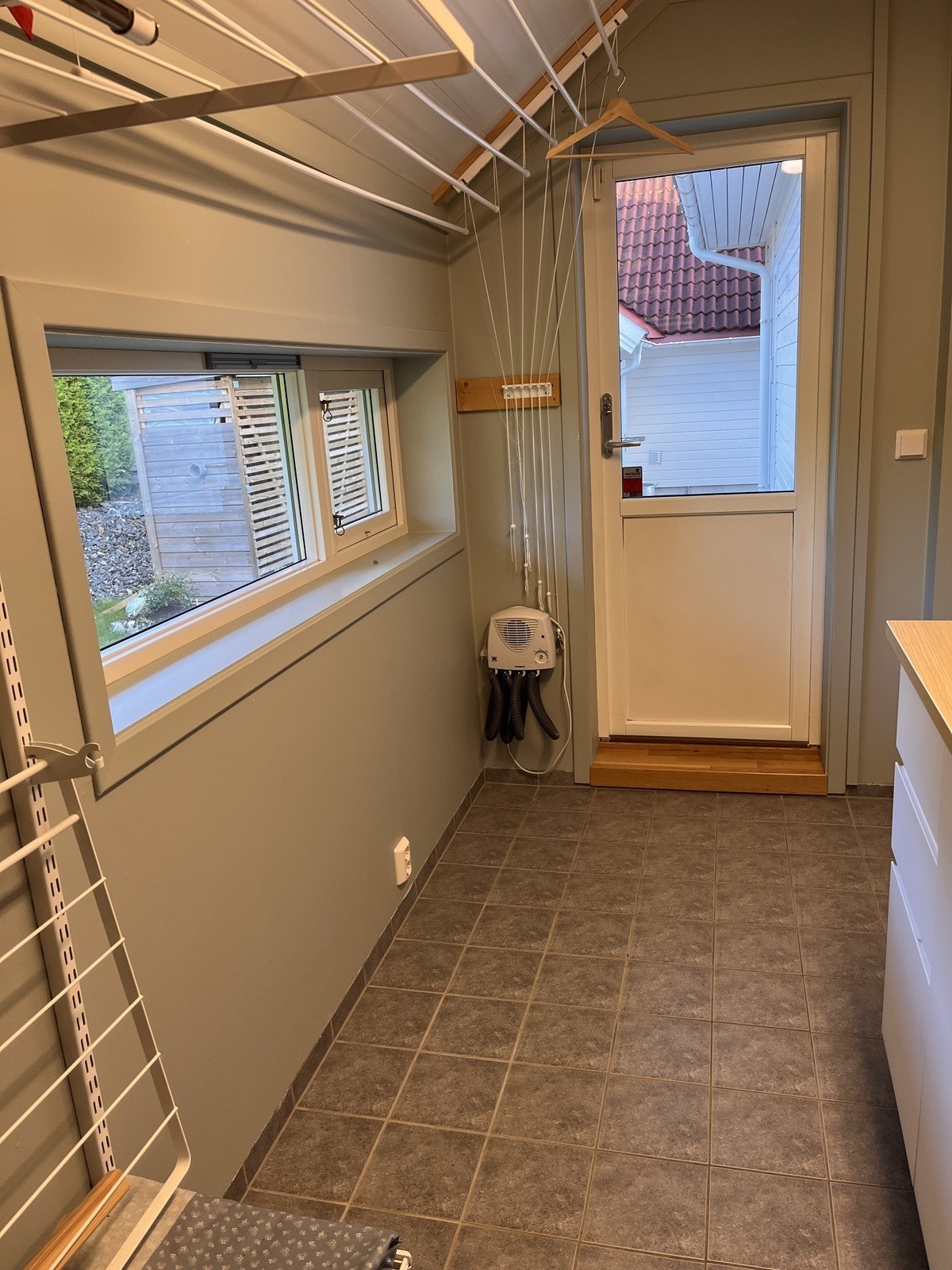 Vaskerommet har egen inngang og mange snorer til å henge klær i Galleribilde