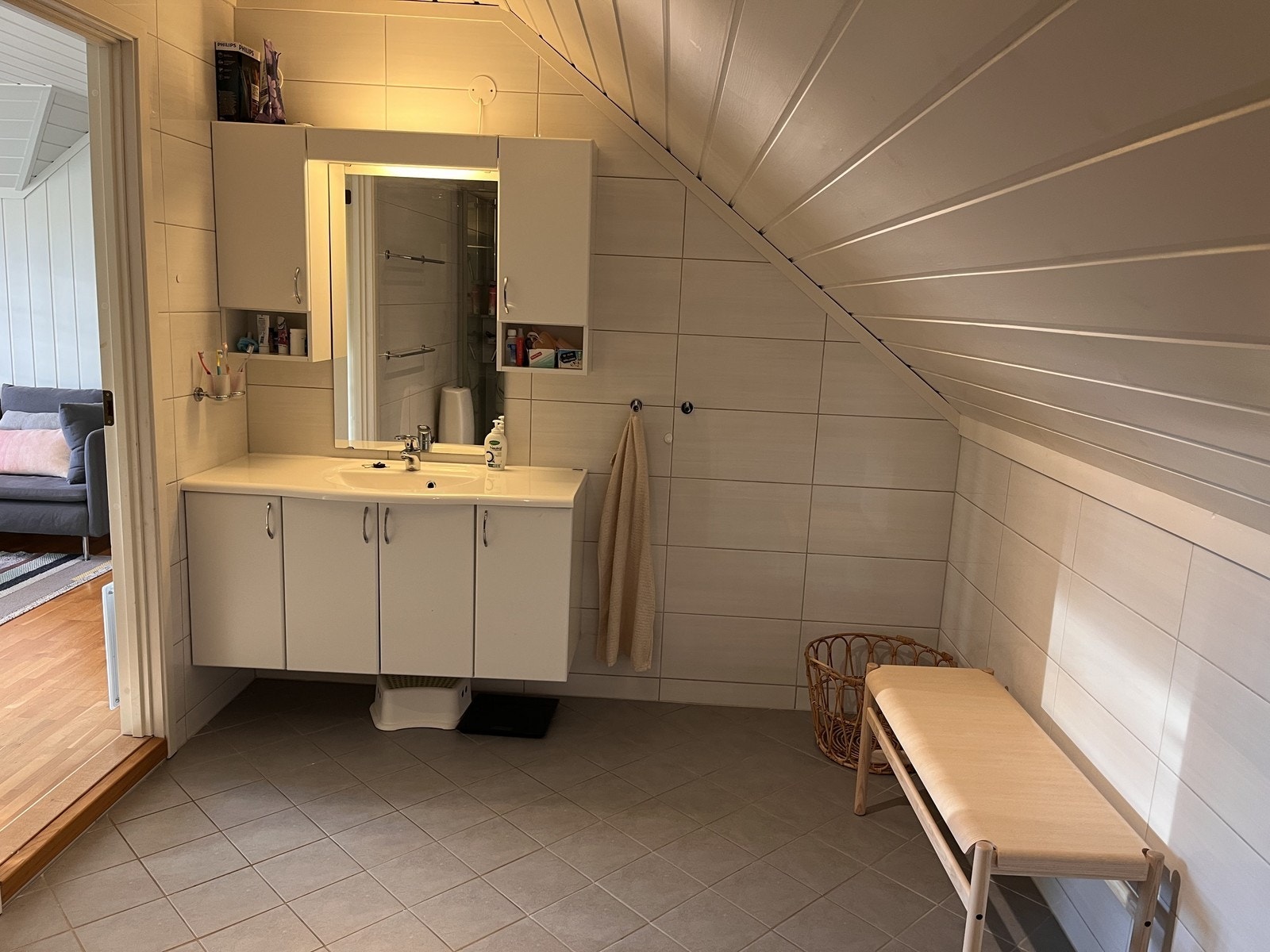 Bad i 2. etg med servant i innredning med mye skapplass Galleribilde