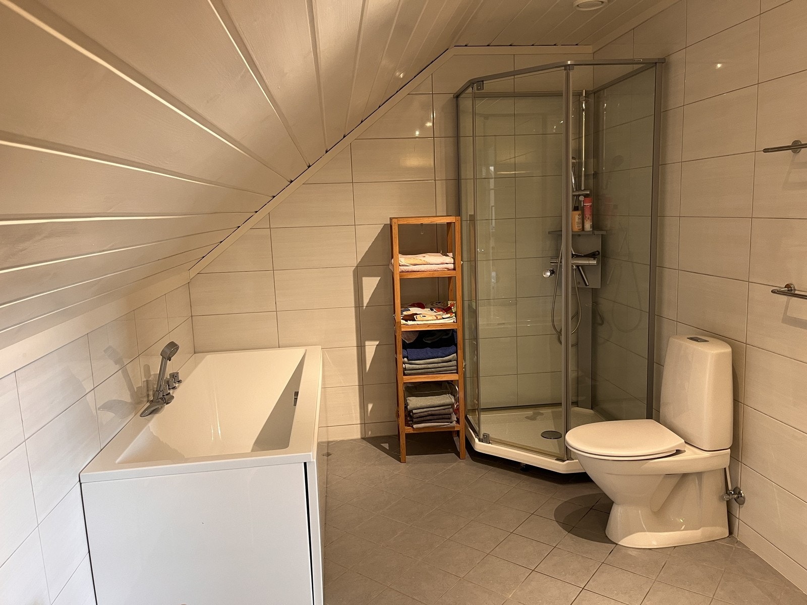 Badet har både dusjkabinett og badekar Galleribilde