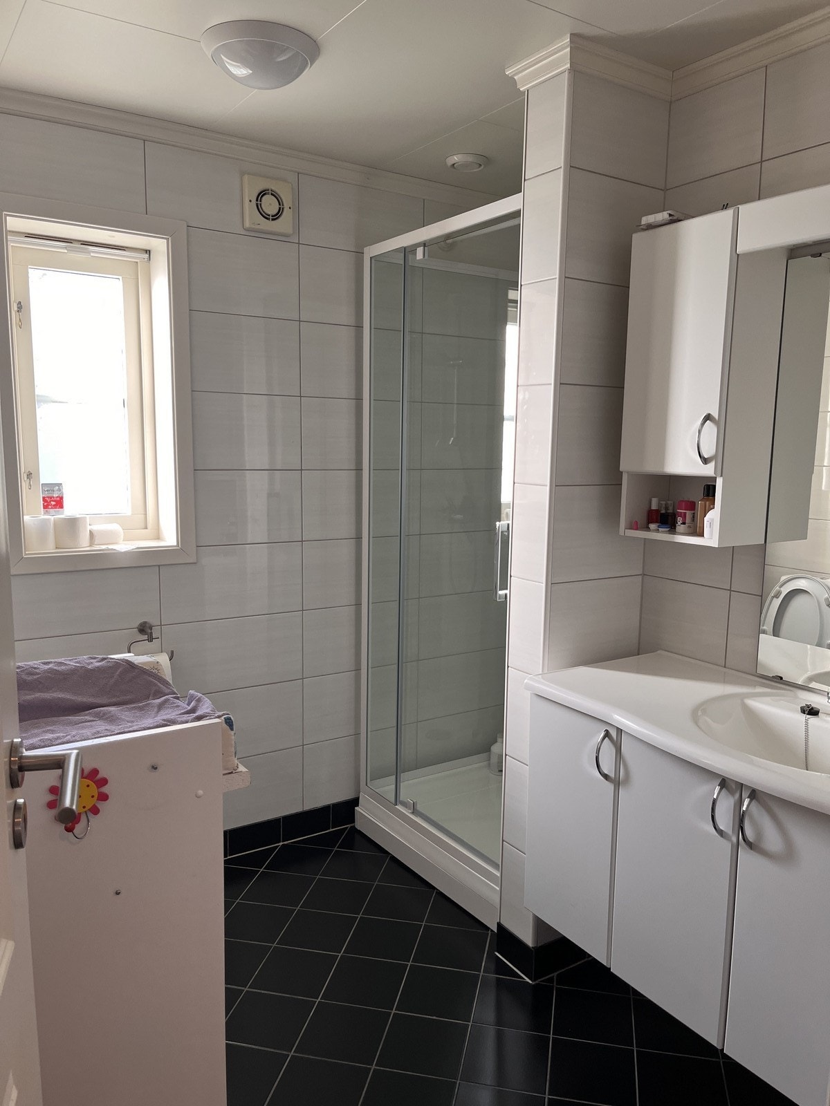 Bad 1. etg med dusjkabinett, servant i innredning og toalett Galleribilde