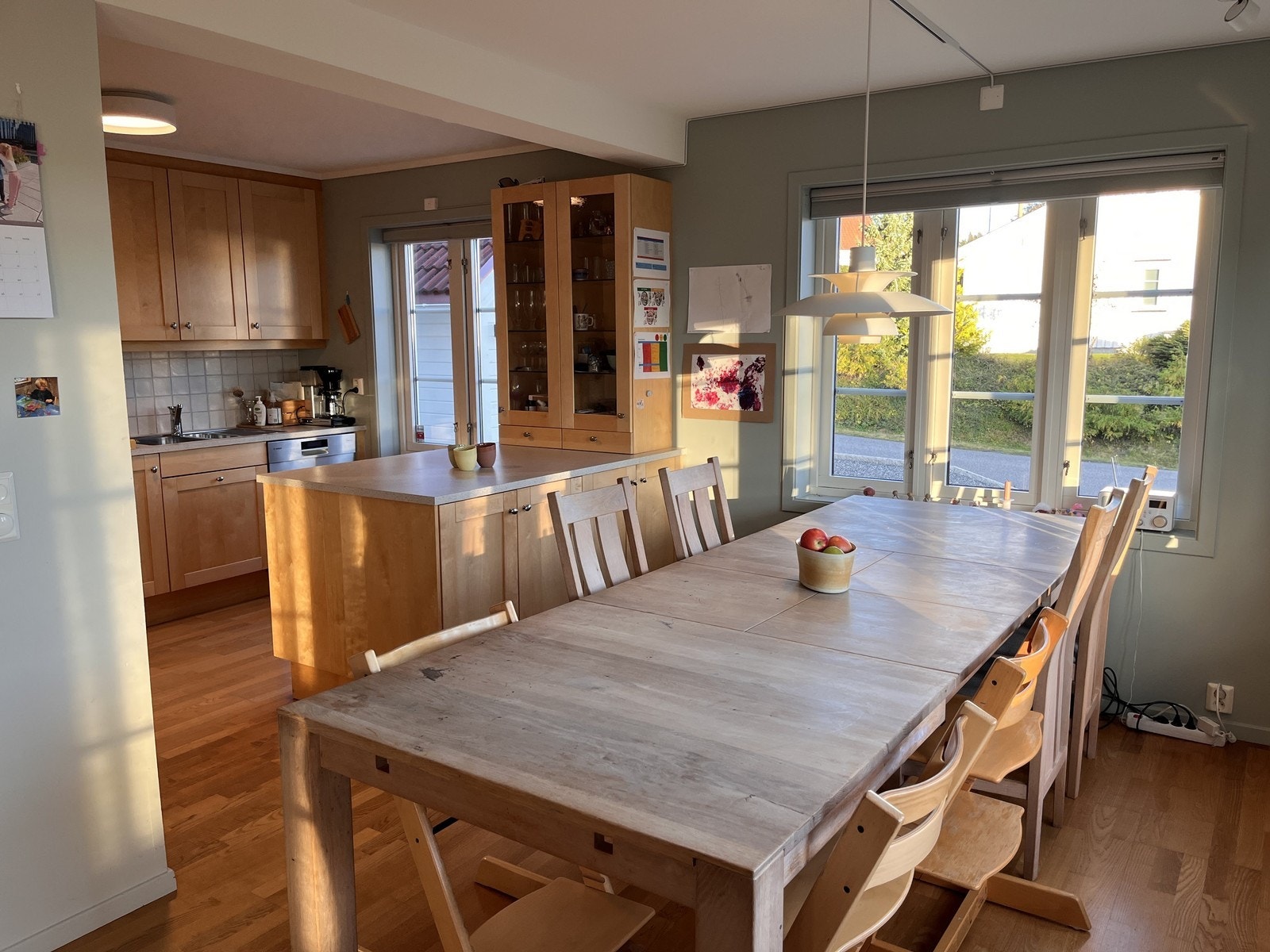 Praktisk planløsning med spisestue i tilknytning til kjøkken Galleribilde